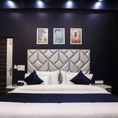 Hotel Vizima Palace - Near Wave City Center Metro Station Ноида Екстериор снимка