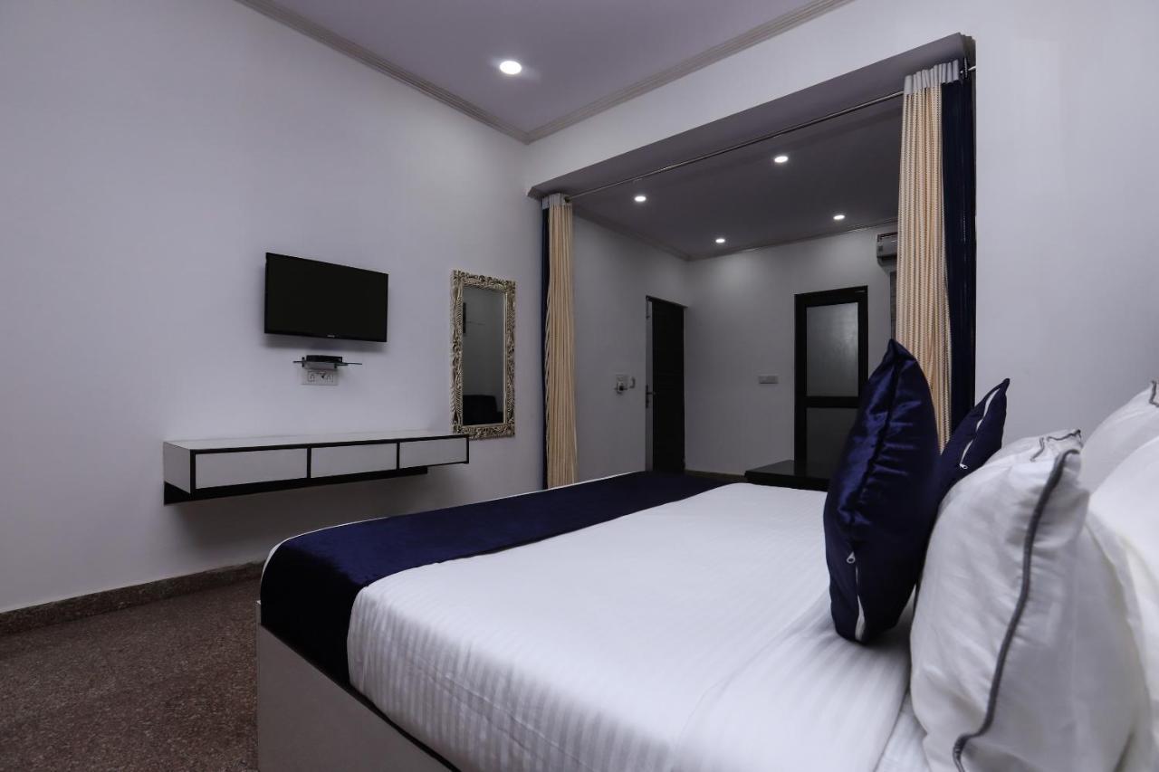 Hotel Vizima Palace - Near Wave City Center Metro Station Ноида Екстериор снимка
