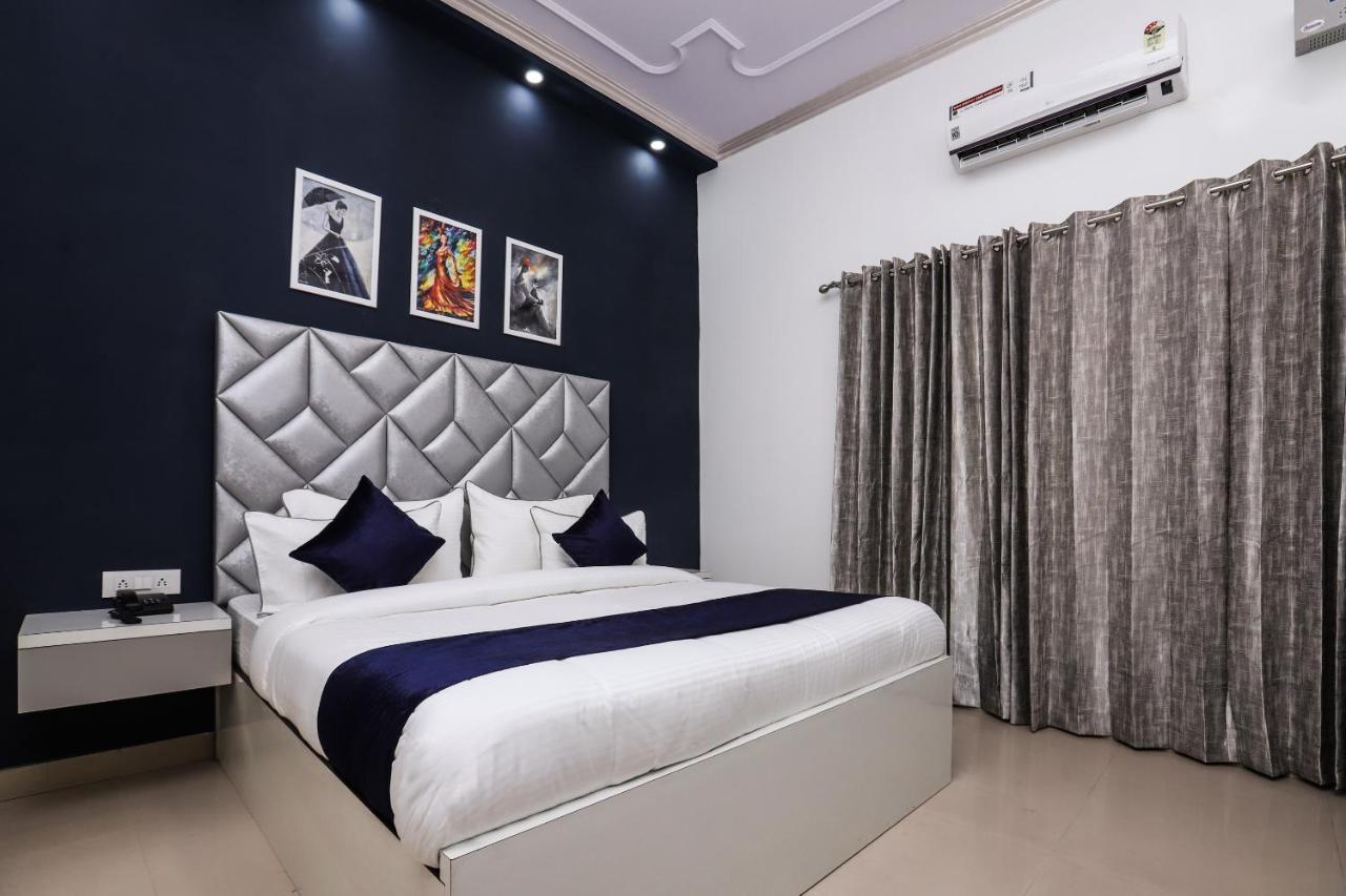 Hotel Vizima Palace - Near Wave City Center Metro Station Ноида Екстериор снимка