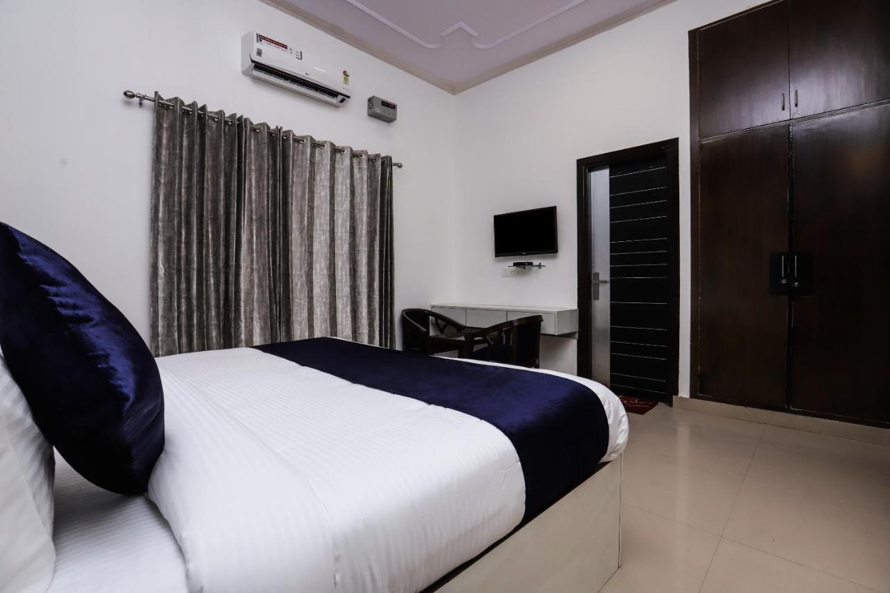 Hotel Vizima Palace - Near Wave City Center Metro Station Ноида Екстериор снимка