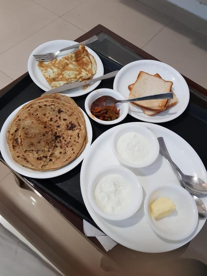 Hotel Vizima Palace - Near Wave City Center Metro Station Ноида Екстериор снимка